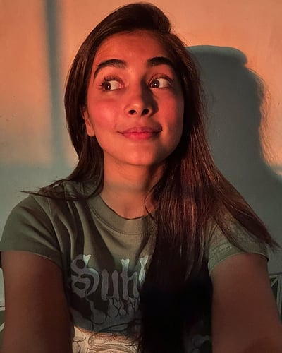 அழகும்... ஒளியும்... பூஜா ஹெக்டே!