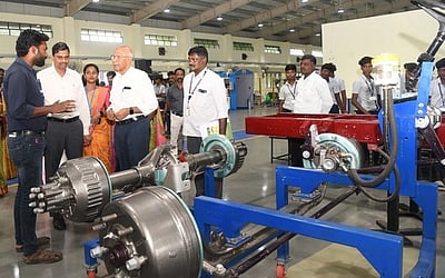 ஐடிஐ, பள்ளிகளில் தமிழக உயா்கல்வி மன்ற துணைத் தலைவா் ஆய்வு