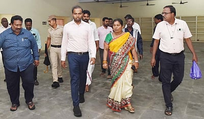 தூா்வாரும் பணிகளை விரைந்து முடிக்க கடலூா் ஆட்சியா் அறிவுறுத்தல் 