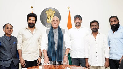 அமைச்சர் ராஜ்நாத் சிங்கை  சந்தித்த அமரன் படக்குழுவினர்..!