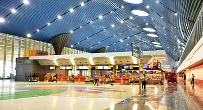 சென்னை விமான நிலையத்தில் 
சுங்க அதிகாரிகள், பயணிகளிடையே மோதல்