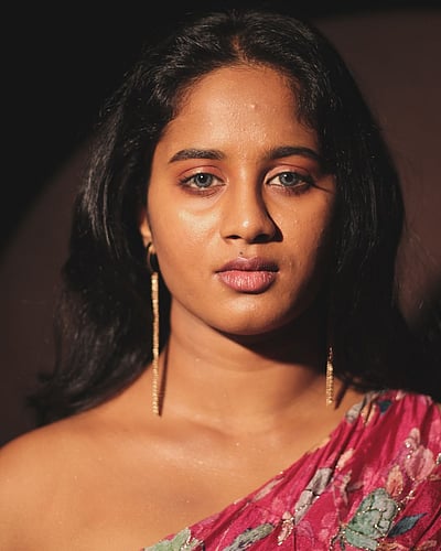 மயக்கும் விழியாள்..! பிரிகிடா!