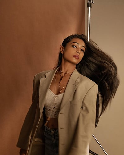 கூந்தல் கருப்பு குங்குமம் சிவப்பு... சிந்து பிரியா!