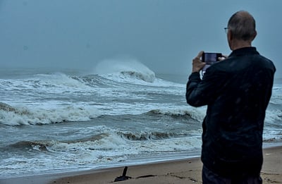 வங்கக்கடலில் ஃபென்ஜால் புயல் - புகைப்படங்கள்