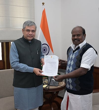 திருவாரூா் மாா்க்கத்தில் கம்பன் விரைவு ரயிலை மீண்டும் இயக்கக் கோரி அமைச்சரிடம் எம்பி மனு