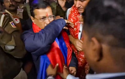 தில்லியில் அரவிந்த் கேஜரிவால் மீது திரவம் வீசிய நபர்: பாஜக காரணமா?