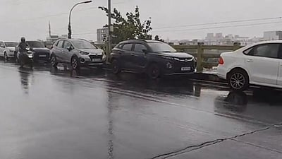 கனமழை எதிரொலி: கார் பார்க்கிங்காக மாறிய வேளச்சேரி மேம்பாலம்!