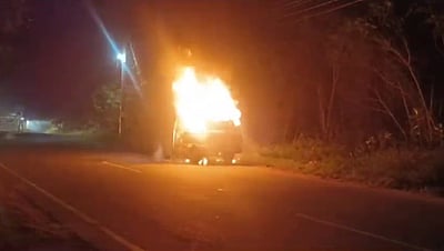 மேட்டுப்பாளையம் அருகே  நடுரோட்டில் திடீரென தீப்பற்றி எரிந்த ஆம்னி கார்!