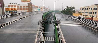 சேலத்தில் கனமழை: வாகனங்களின்றி வெறிச்சோடிய  சாலைகள்!