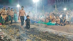 அங்காளம்மன் கோயிலில் மயானக் கொள்ளை: பூக்குழியில் இறங்கிய பக்தா்கள்