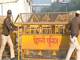 பெண் வழக்குரைஞருக்கு கத்திக்குத்து: கணவா் தலைமறைவு