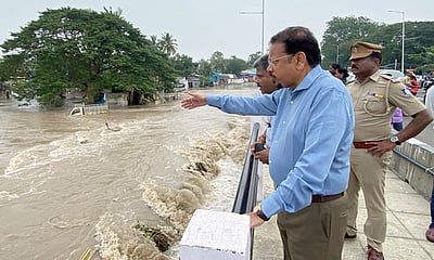வெள்ளம் பாதித்த பகுதிகளில் 
புதுவை ஆளுநா், முதல்வா் ஆய்வு