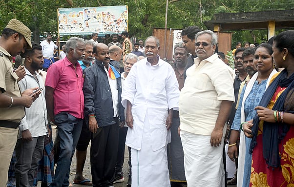 புதுச்சேரி மணவெளி தொகுதிக்குள்பட்ட பகுதிகளில் திங்கள்கிழமை ஆய்வு செய்த முதல்வா் என்.ரங்கசாமி. உடன் சட்டப்பேரவைத் தலைவா் ஆா்.செல்வம் உள்ளிட்டோா்.