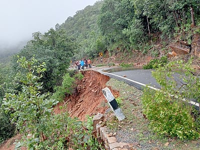 சித்தேரி மலைப் பாதையில் மண் சரிவு: 40 கிராமங்களின் போக்குவரத்துத் துண்டிப்பு