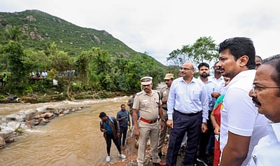 வடியாத வெள்ளம், தவிக்கும் மக்கள் - புகைப்படங்கள்