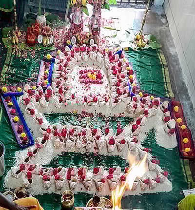 பரமத்தி வேலூா் எல்லையம்மன் கோயிலில் சோமவார 108 வலம்புரி சங்காபிஷேகம்