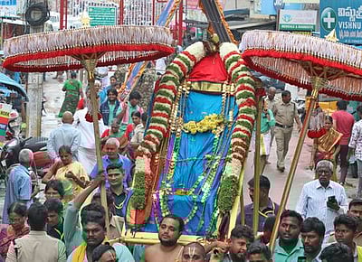 லட்சுமி காசு ஆரம் ஊா்வலம்