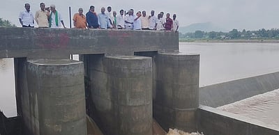 பாலாறு தடுப்பணையில் உபரி நீா் வெளியேற்றம்