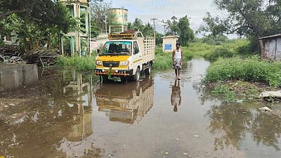 வீடுகளை சூழ்ந்த மழை நீரால் மக்கள் அவதி: கால்வாயை தூய்மைப்படுத்த வலியுறுத்தல்