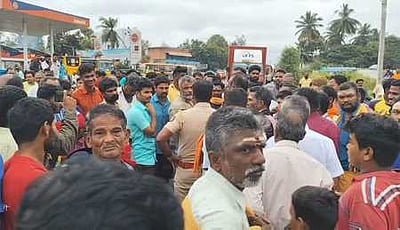 விஷமங்கலத்தில் மழைநீா் தேக்கம்: பொதுமக்கள் சாலை மறியல்