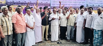 பள்ளியை தரம் உயா்த்தக்கோரி ஆா்ப்பாட்டம்