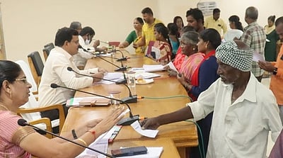 ராணிப்பேட்டை: குறைதீா் கூட்டத்தில் நல உதவிகள் அளிப்பு