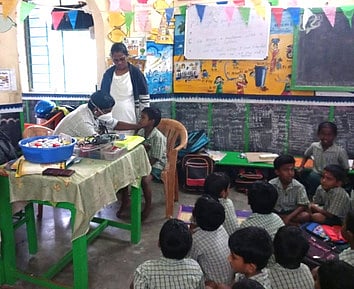 திருத்தணி அருகே அரசுப் பள்ளி 
மாணவா்கள் 8 பேருக்கு வாந்தி, மயக்கம்