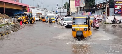 கிரீன்சா்க்கிள் பகுதியில் தேங்கிய மழைநீர்: போக்குவரத்து நெரிசல்!