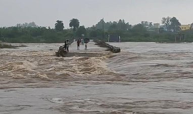 செய்யாற்றில் வெள்ளப்பெருக்கு: தரைப்பாலம் சேதம்