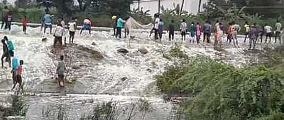 தொடா் மழை:  ஜவ்வாது மலை சாலையில் உருண்ட பாறைகள்