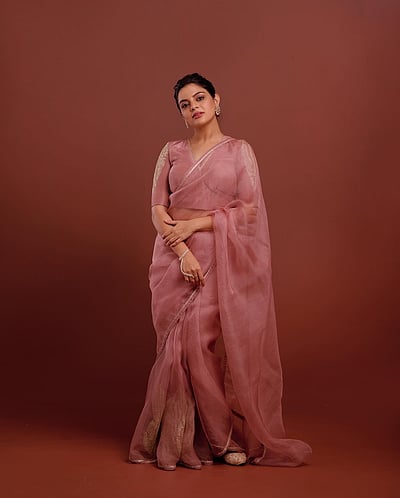 பூங்கொடிதான் பூத்ததம்மா... நிகிலா விமல்!