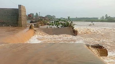 வெள்ளப் பெருக்கால் கெடிலம் ஆற்றுப் பாலம் சேதம்: 300 ஏக்கா் பயிா்கள் நீரில் மூழ்கின