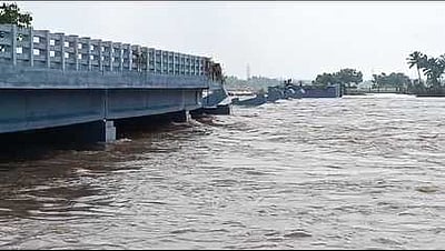 ஆற்றோடுபோன ரூ.16 கோடி புதுப் பாலம்! திறந்து 3 மாதங்கள்தான்!