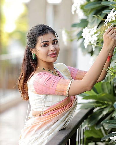 பூவெல்லாம் கேட்டுப்பார்... தர்ஷா குப்தா!