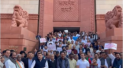 அதானி விவகாரம்: நாடாளுமன்ற வளாகத்தில் ராகுல் தலைமையில் எம்பிக்கள் போராட்டம்!