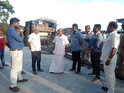 படகு குழாமில் அமைச்சா் ஆய்வு