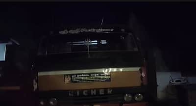 மணல் கடத்தல் வாகனத்தை தடுத்து நிறுத்த முயன்ற வட்டாட்சியர் மீது  வாகனத்தை ஏற்றி கொலை செய்ய முயற்சி