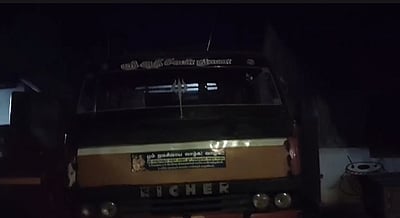 மணல் கடத்தல் வாகனத்தை தடுத்து நிறுத்த முயன்ற வட்டாட்சியர் மீது  வாகனத்தை ஏற்றி கொலை செய்ய முயற்சி