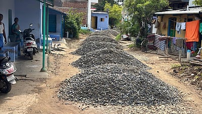 சாலை அமைக்கும் பணி தாமதத்தால் பொதுமக்கள் அவதி