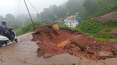 குன்னூரில் மண்சரிவு, மரம் விழுந்ததால் போக்குவரத்து பாதிப்பு