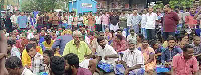 புயல் பாதிப்பு: பல்வேறு இடங்களில் சாலை மறியல்