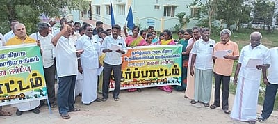 கிராம உதவியாளா்கள் ஆா்ப்பாட்டம்