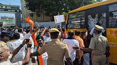 வங்கதேசத்தில் ஹிந்துக்கள் மீது தாக்குதல்: நாமக்கல்லில் அனுமதியின்றி ஆா்ப்பாட்டத்தில் ஈடுபட்ட 118 போ் கைது