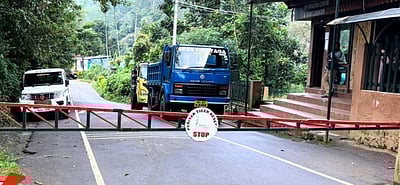 முல்லைப் பெரியாறு அணைக்கு கட்டுமானப் பொருள்களை  ஏற்றிச் சென்ற லாரிக்கு அனுமதி மறுப்பு