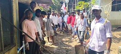 வீடுகளுக்குள் தேங்கிய சகதியை அகற்றும் பணி