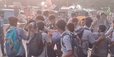 மதுரையில் ரத்தம் சொட்ட சொட்ட மாணவரை தாக்கிய சக மாணவர்கள்: அச்சத்தில் மக்கள்