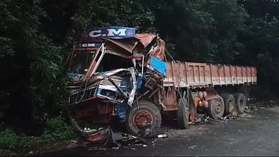 ஆரியங்காவில் லாரி-சிற்றுந்து மோதல்: தமிழக ஐயப்ப பக்தா் பலி; 21 போ் காயம்