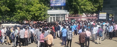 கல்லூரியில் உள்ள கோயில் நிலத்தை மீட்க முயற்சி: அதிகாரிகளை கண்டித்து மாணவா்கள் போராட்டம்