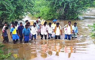வெள்ள நீரால் பாதிக்கப்பட்ட குடும்பங்களுக்கு தவெகவினா் உதவி வழங்கல்