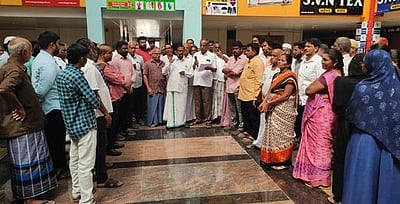 அடிப்படை வசதி கோரி  கனி மாா்க்கெட் வியாபாரிகள் போராட்டம்